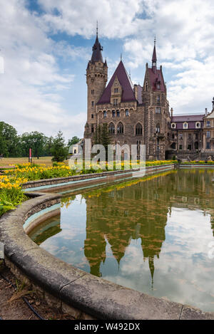 MOSZNA, Polen - Juli 16, 2019: Das Schloss Moszna im südwestlichen Polen, eine der schönsten Burgen der Welt aus dem 17. Jahrhundert. Stockfoto