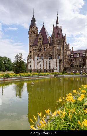 MOSZNA, Polen - Juli 16, 2019: Das Schloss Moszna im südwestlichen Polen, eine der schönsten Burgen der Welt aus dem 17. Jahrhundert. Stockfoto