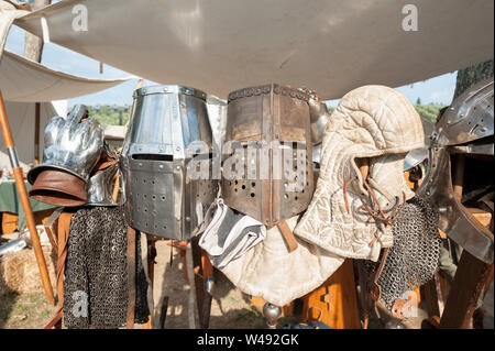 Helme und andere bekämpfen Ausrüstung bei einem mittelalterlichen Turnier Reenactment. Stockfoto