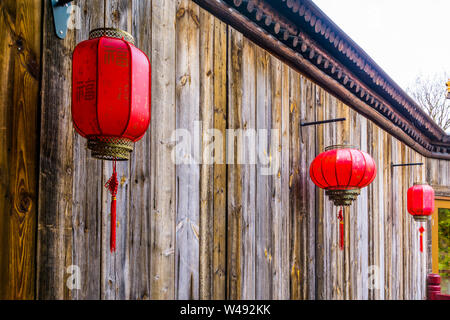 Chinesische Laternen hängen an einer Holzwand, Asiatische neues Jahr tradition Stockfoto