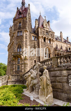 MOSZNA, Polen - Juli 16, 2019: Das Schloss Moszna im südwestlichen Polen, eine der schönsten Burgen der Welt aus dem 17. Jahrhundert. Stockfoto