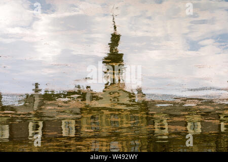 Das Schloss Moszna im südwestlichen Polen, eine der schönsten Burgen der Welt aus dem 17. Jahrhundert - Spiegelbild im Wasser Stockfoto