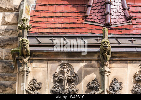 MOSZNA, Polen - 16. Juli 2019: Details der Schloss Moszna im südwestlichen Polen, das Schloss ist eines der schönsten Schlösser der Welt fr Stockfoto