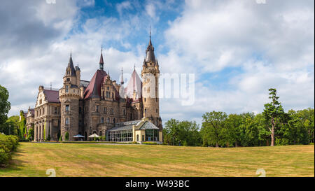 MOSZNA, Polen - Juli 16, 2019: Das Schloss Moszna im südwestlichen Polen, eine der schönsten Burgen der Welt aus dem 17. Jahrhundert. Stockfoto