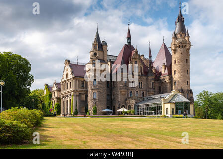 MOSZNA, Polen - Juli 16, 2019: Das Schloss Moszna im südwestlichen Polen, eine der schönsten Burgen der Welt aus dem 17. Jahrhundert. Stockfoto