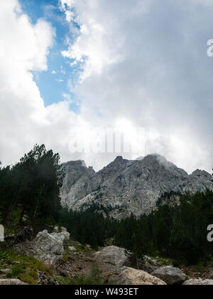 Massiv und den Berg El Pedraforca. Es ist eines der emblematischsten Berge von Katalonien, Spanien, der Bezirk von Bergada, in der Provinz von Ba Stockfoto