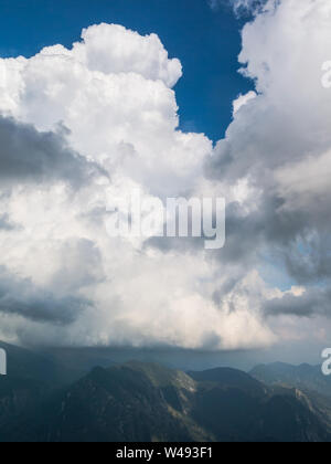 Massiv und den Berg El Pedraforca. Es ist eines der emblematischsten Berge von Katalonien, Spanien, der Bezirk von Bergada, in der Provinz von Ba Stockfoto