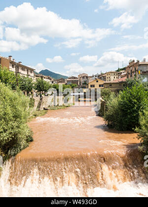 Llobregat Fluß, wie es durch die Stadt La Pobla de Lillet, Katalonien, Spanien, im Ortsteil Bergadá, in der Provinz von Barcelona. Stockfoto