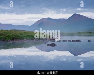 Ein nebliger Sonnenaufgang auf Lochan Na Stainge Stockfoto