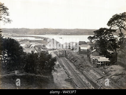 [1870s Japan - Erste Eisenbahnbau in Japan] - Japans erste Eisenbahn im Bau am Kanagawa, Yokohama. Die Brücke in der Mitte ist Aokibashi Brücke (青木橋) auf der Tokaido. Im Oktober 2, 1871 (Meiji 4) Ausgabe des fernen Ostens (Vol. 2, Nr. 11) veröffentlicht. Der Bau wurde im Jahre 1870 (Meiji 3) gestartet wird, und die Bahn wurde offiziell am 12. Juni eröffnet, 1872 (Meiji 5). Auf diesem Bild, Kanagawa Station, die in der Nähe von Aokibashi platziert werden würde, hat noch nicht errichtet worden. 19 Vintage albumen Foto. Stockfoto