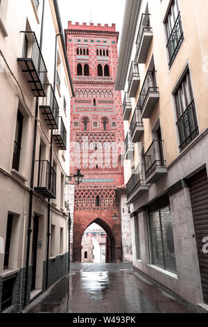 Die alten Mudejar Stil Turm - historische Stadt Teruel, in der bergigen Region Aragon der östlichen Spanien, April 2019 Stockfoto