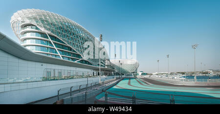 Yas Viceroy Hotel ist über die F1 Yas Marina Circuit gebaut Stockfoto