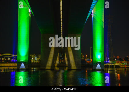 Bolte Bridge leuchtet grün in der Nacht am Yarra River Victoria Harbour, Melbourne, Australien Stockfoto