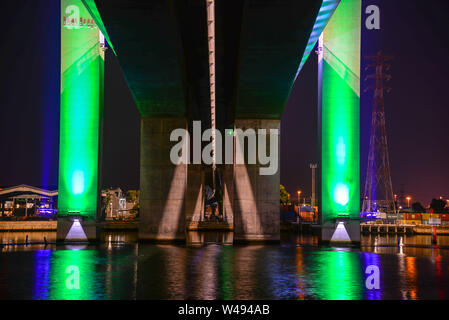 Bolte Bridge leuchtet grün in der Nacht am Yarra River Victoria Harbour, Melbourne, Australien Stockfoto