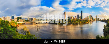 Breites Panorama der Innenstadt von Brisbane CBD aus der Erhöhung von Klippen Park am Ufer des Brisbane City von Captain Cook Brücke zur Story Bridge an einem sonnigen Morgen Stockfoto