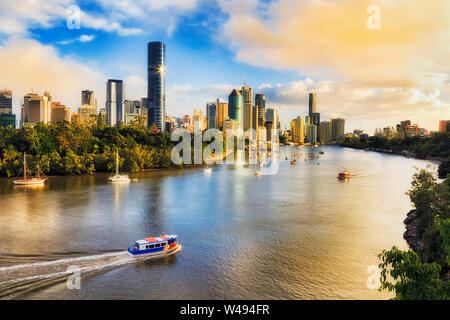 Bunte sunrise und weiche Morgensonne Licht in Brisbane City über den Brisbane River und Hochhaus CBD Türme aus der Erhöhung von Kangaroo Point und Steilküsten. Stockfoto