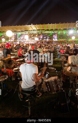 Florenz, Italien - 2018, Juli 21: Hunderte von Trommlern im City Stadion Arena während der "Rockin' 1000 - That's Live". Stockfoto