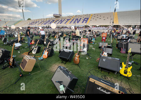 Florenz, Italien - 2018, Juli 21: Gitarren und Verstärker bereit für die "Rockin' 1000 - That's Live", die größte Rockband der Welt. Stockfoto