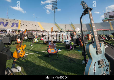 Florenz, Italien - 2018, Juli 21: Gitarren und Verstärker bereit für die "Rockin' 1000 - That's Live", die größte Rockband der Welt. Stockfoto