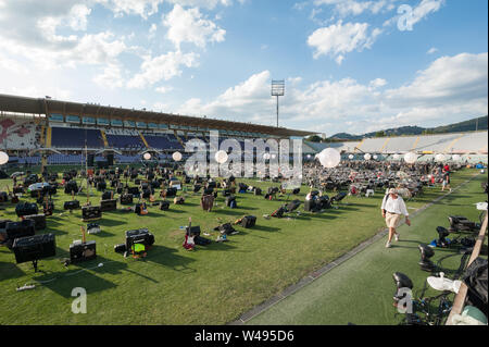 Florenz, Italien - 2018, Juli 21: Gitarren und Verstärker bereit für die "Rockin' 1000 - That's Live", die größte Rockband der Welt. Stockfoto