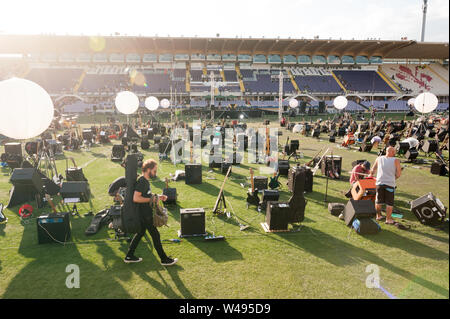 Florenz, Italien - 2018, Juli 21: Gitarren und Verstärker bereit für die "Rockin' 1000 - That's Live", die größte Rockband der Welt. Stockfoto