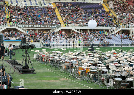 Florenz, Italien - 2018, 21. Juli: Schlagzeug Ausrüstung der "Rockin' 1000 - That's Live", die größte Rockband der Welt. Stockfoto