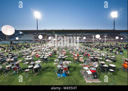 Florenz, Italien - 2018, 21. Juli: Schlagzeug Ausrüstung der "Rockin' 1000 - That's Live", die größte Rockband der Welt. Stockfoto