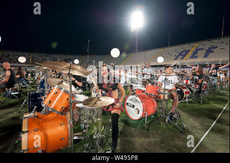 Florenz, Italien - 2018, Juli 21: Hunderte von Trommlern im City Stadion Arena während der "Rockin' 1000 - That's Live". Stockfoto