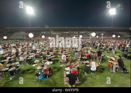 Florenz, Italien - 2018, Juli 21: Hunderte von Trommlern im City Stadion Arena während der "Rockin' 1000 - That's Live". Stockfoto