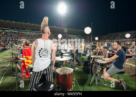 Florenz, Italien - 2018, Juli 21: Hunderte von Trommlern im City Stadion Arena während der "Rockin' 1000 - That's Live". Stockfoto