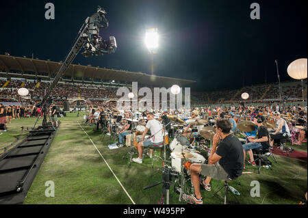 Florenz, Italien - 2018, Juli 21: Hunderte von Trommlern im City Stadion Arena während der "Rockin' 1000 - That's Live". Stockfoto