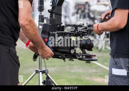 Technische Bediener der Kamera Set Professional Video Kamera auf einem großen Kran Jib Arm, vor dem Schießen. Stockfoto