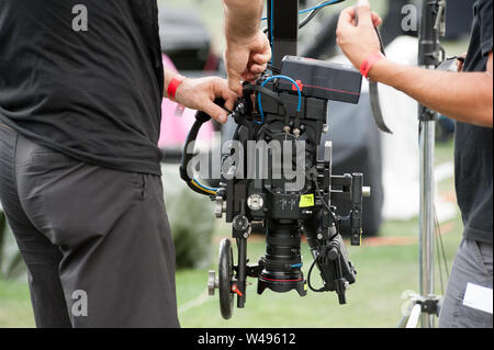 Technische Bediener der Kamera Set Professional Video Kamera auf einem großen Kran Jib Arm, vor dem Schießen. Stockfoto