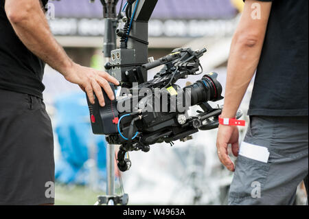 Technische Bediener der Kamera Set Professional Video Kamera auf einem großen Kran Jib Arm, vor dem Schießen. Stockfoto