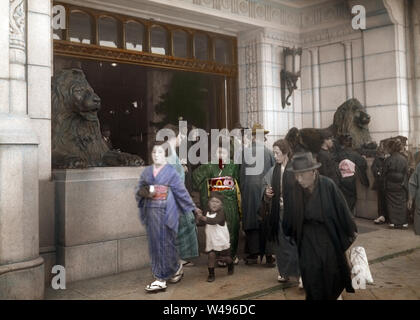 [1920s Japan - Mitsukoshi Kaufhaus in Nihonbashi, Tokyo] - Der Eingang des Mitsukoshi Kaufhaus in Nihonbashi, Tokio, Ca. 1920er-Jahre. Die Löwen sind auf die Statuen bei Nelson's Column auf dem Londoner Trafalgar Square. Sie wurden von einem britischen Unternehmen im Jahre 1914 (taisho 3). 20. Jahrhundert vintage Glas schieben. Stockfoto