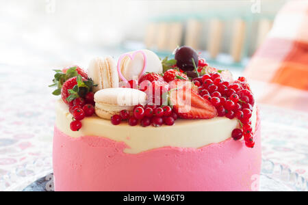 Nahaufnahme der Geburtstag Kuchen mit frischen Sommer Obst Stockfoto