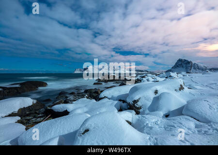 Storsandnes Strand im Mondschein, Myrland, Leknes, Lofoten, Norwegen, Europa Stockfoto