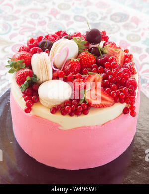 Sommer Obstkuchen mit frischen Beeren Stockfoto