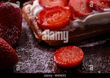 Knusprige Waffeln mit Sahne und Erdbeeren Stockfoto