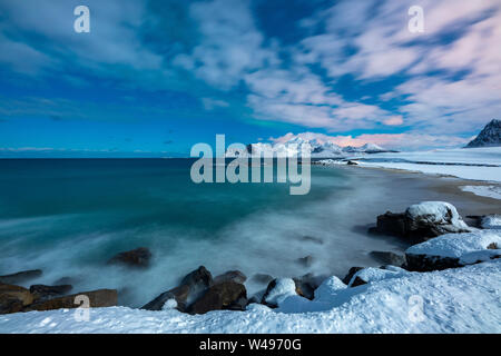 Storsandnes Strand im Mondschein, Myrland, Leknes, Lofoten, Norwegen, Europa Stockfoto