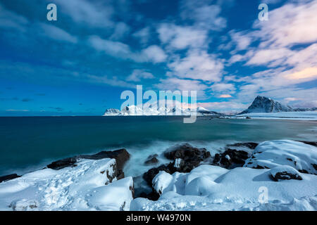 Storsandnes Strand im Mondschein, Myrland, Leknes, Lofoten, Norwegen, Europa Stockfoto