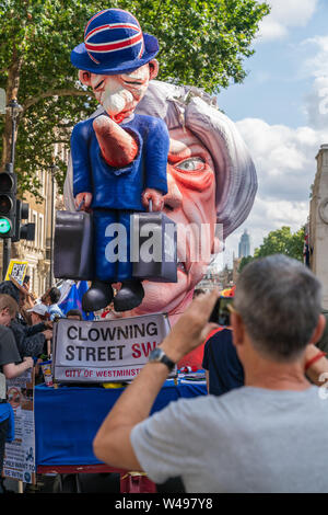 Juli 2019 - London, UK 20. Ein Mann nimmt ein Bildnis des MP von Theresa's können zerstört werden auf Brexit. Stockfoto