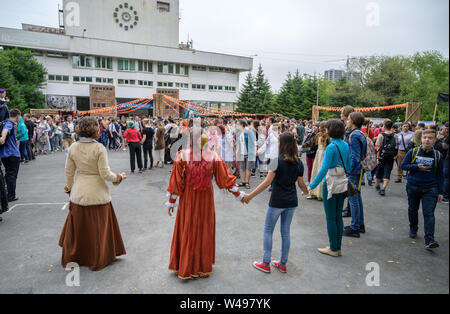 Wladiwostok, Russland - Juli 20, 2019: Festival auf das Spiel und eine Reihe von Büchern der Serie Witcher. Stockfoto