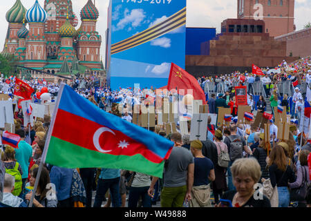 Moskau, Russland - Mai 9, 2019: Unsterbliche regiment Prozession in der Tag des Sieges. Ein Mann mit Aserbaidschan Flagge Stockfoto