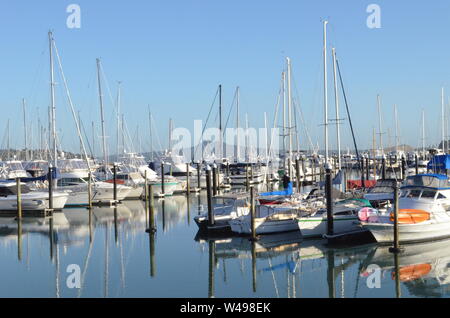 Half Moon Bay Marina mit Rangitoto Island im Hintergrund Stockfoto