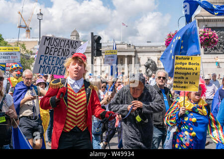 Juli 2019 - London, UK 20. Demonstranten gekleidet, wie Donald Trump und Boris Johnson im Anti Brexit März in London. Stockfoto