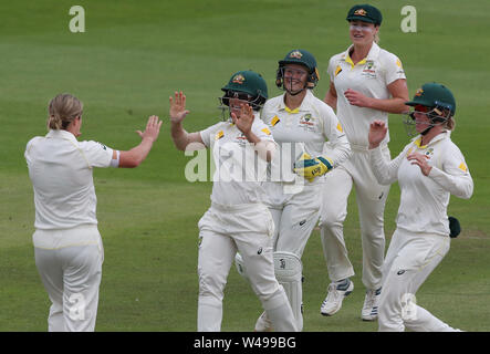 Australien Spieler feiern Sie mit Jess Molineux (links) nach der Einnahme der wicket von England's Anya Shrubsole stumped durch Australien wicketwächter Alyssa Healy (Mitte) während des Tages, der vier der Frauen Asche Test Match an der Cooper Associates County, Taunton. Stockfoto