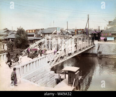 [1890s Japan - TITEL] - Shinsaibashi Brücke (心斎橋) in Osaka, Japan. Die westlichen Stil Iron Bridge wurde von Deutschland im Jahr 1873 (Meiji 6) importiert und war 37,1 Meter lang und 5,2 Meter breit. Es war die zweite größte Brücke in Osaka und der 5. größte in Japan. 19 Vintage albumen Foto. Stockfoto