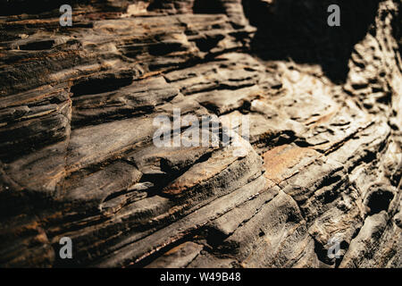 Erosion ausgesetzt layered Gesteinsschichten am Strand Stockfoto