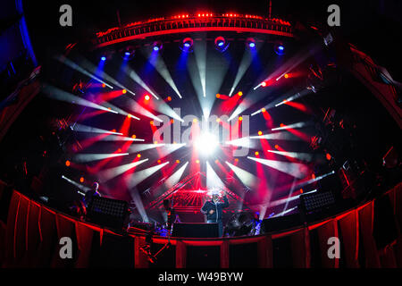 Locarno in der Schweiz. 20. Juli 2019. Die englische Band JAMIROQUAI führt live auf der Bühne des Piazza Grande in der "Moon & Stars Festival 2019". Stockfoto